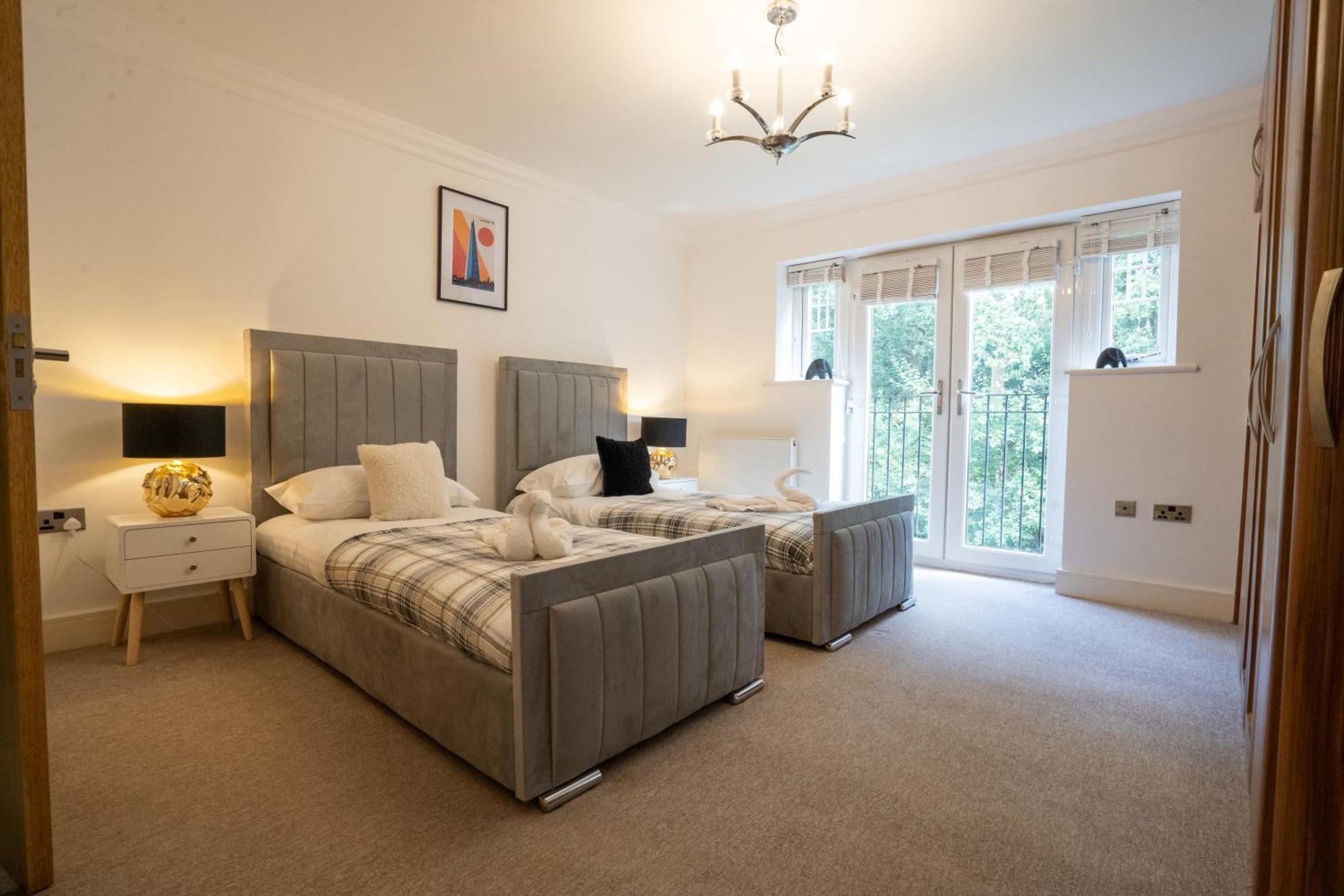 Emirates House, Luxe 5 Bed, With King Sized Beds, Next To Aiport & Nec, Jlr 5 Mins Villa Marston Green Bagian luar foto