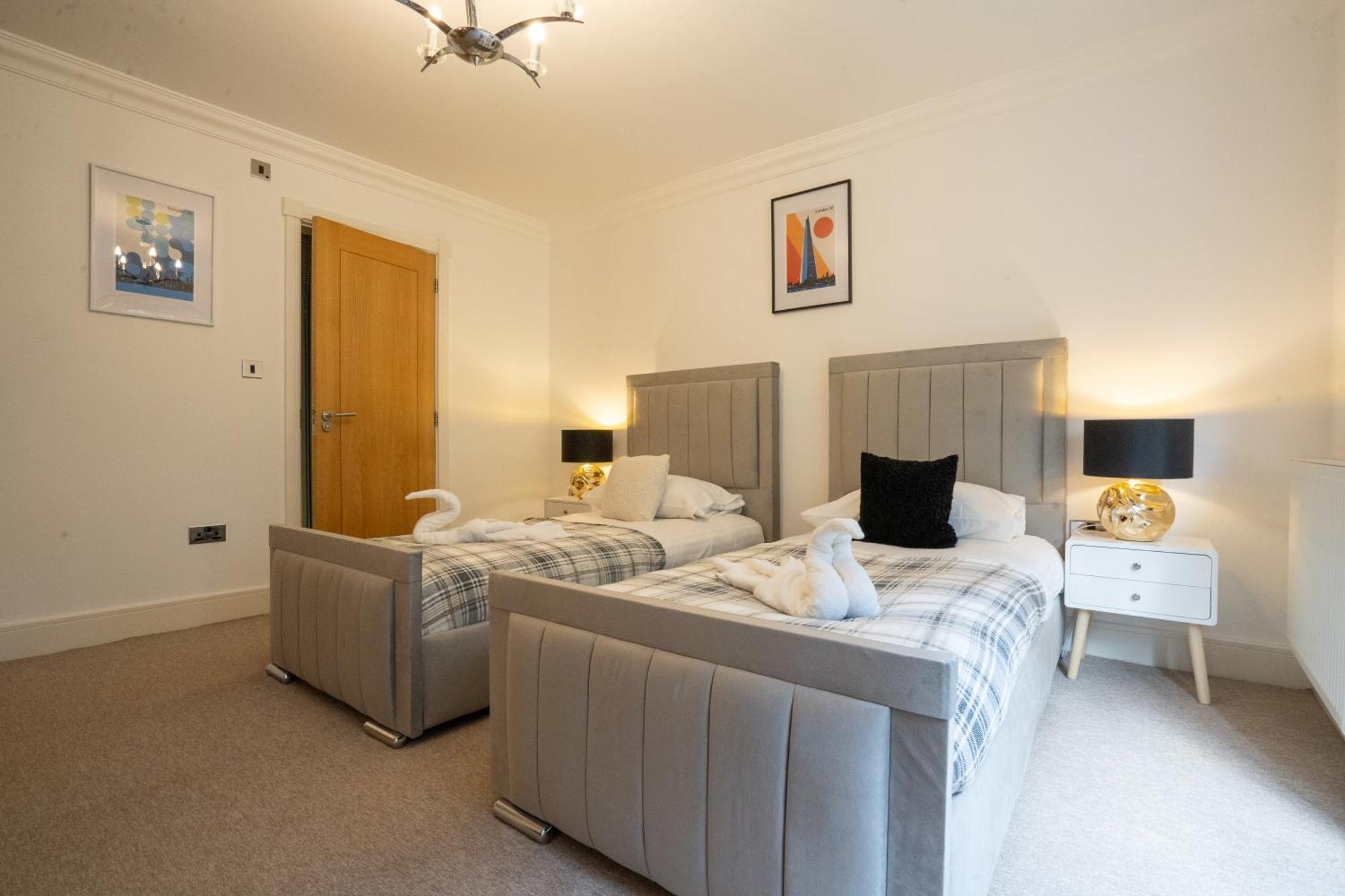 Emirates House, Luxe 5 Bed, With King Sized Beds, Next To Aiport & Nec, Jlr 5 Mins Villa Marston Green Bagian luar foto