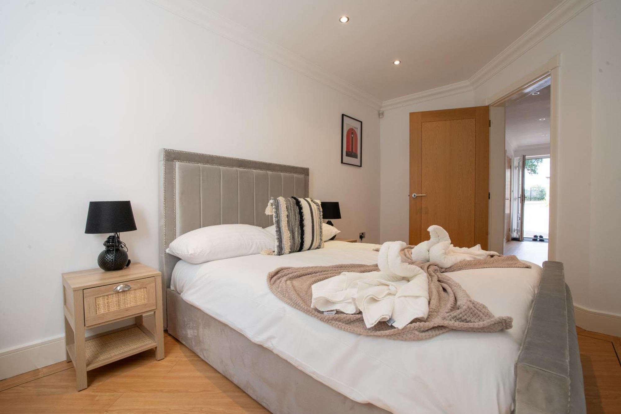 Emirates House, Luxe 5 Bed, With King Sized Beds, Next To Aiport & Nec, Jlr 5 Mins Villa Marston Green Bagian luar foto