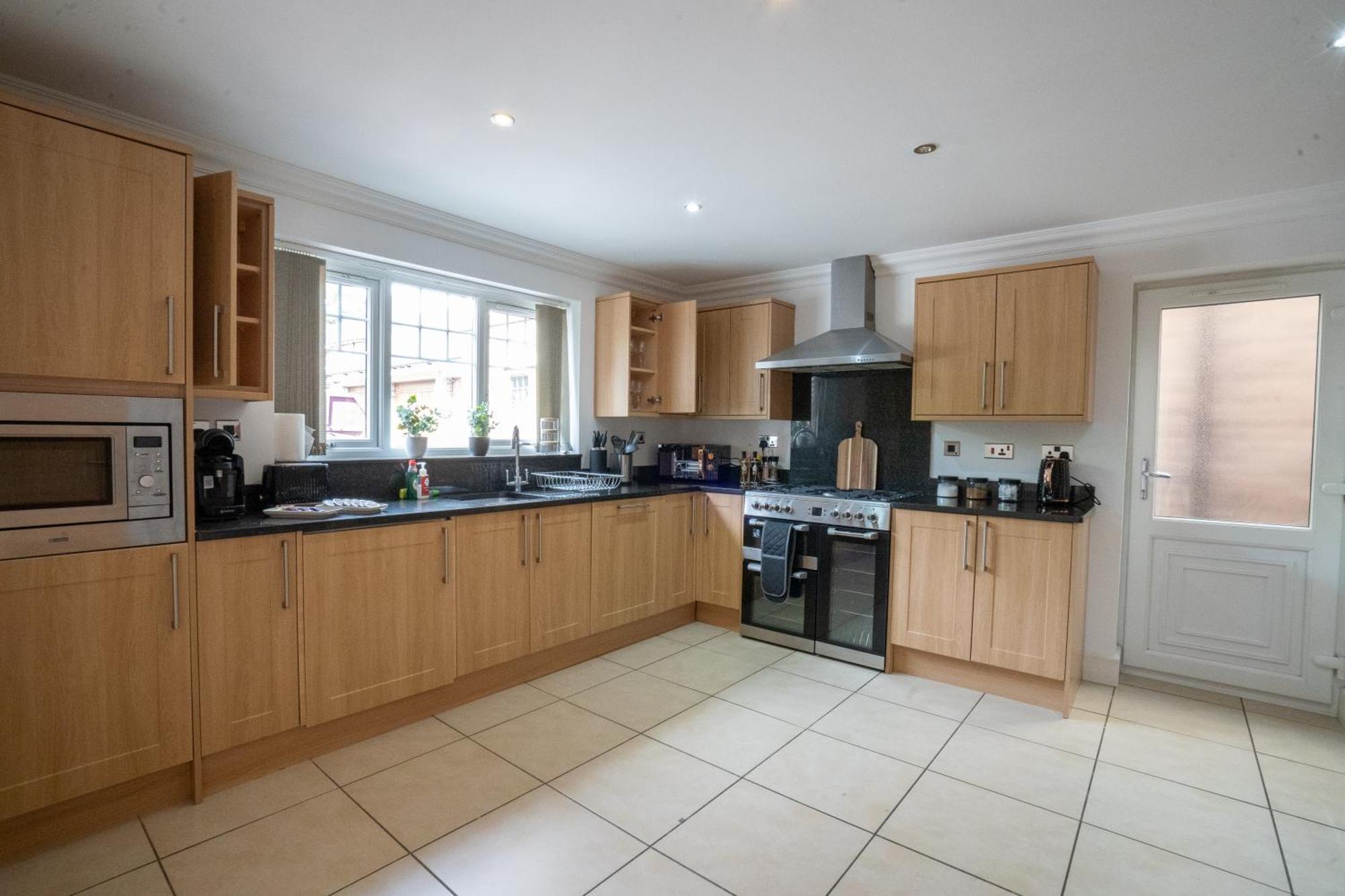 Emirates House, Luxe 5 Bed, With King Sized Beds, Next To Aiport & Nec, Jlr 5 Mins Villa Marston Green Bagian luar foto