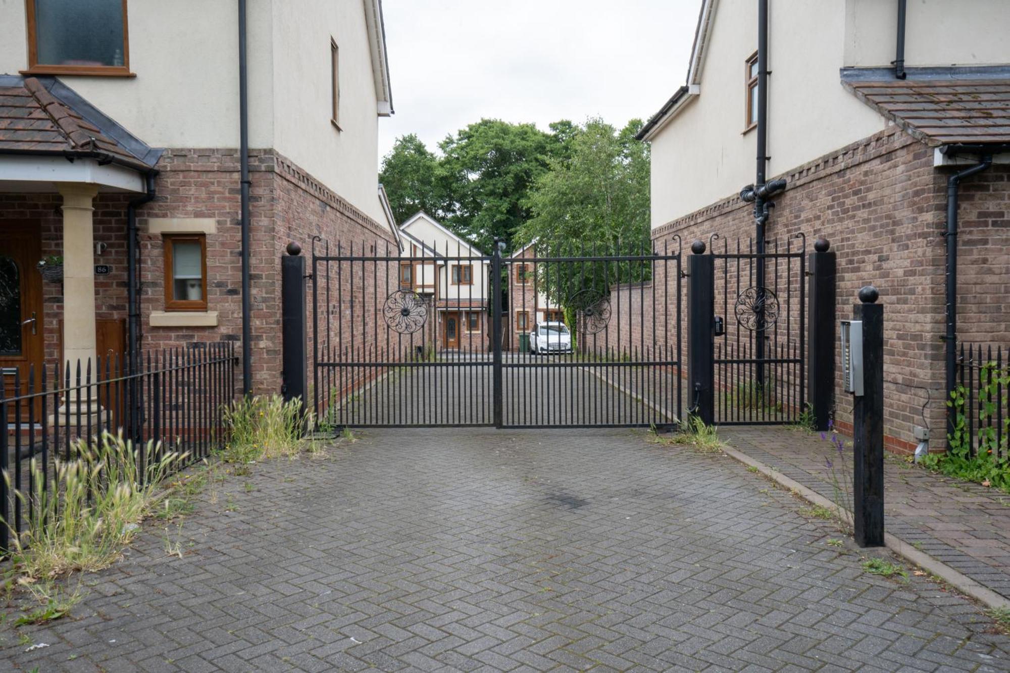Emirates House, Luxe 5 Bed, With King Sized Beds, Next To Aiport & Nec, Jlr 5 Mins Villa Marston Green Bagian luar foto