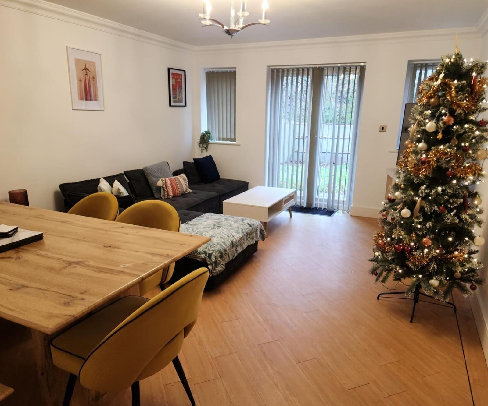Emirates House, Luxe 5 Bed, With King Sized Beds, Next To Aiport & Nec, Jlr 5 Mins Villa Marston Green Bagian luar foto
